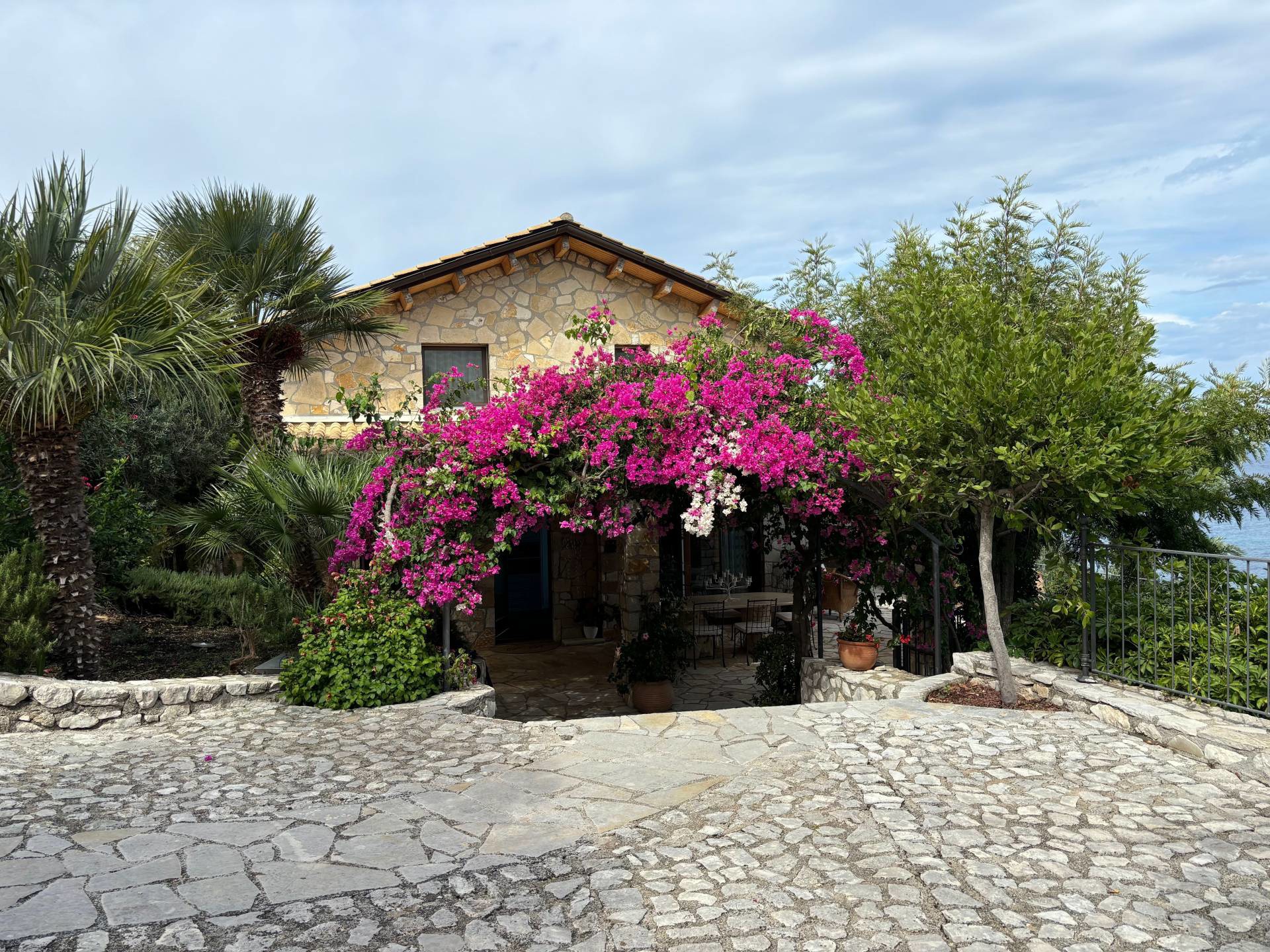 933d8bf875984c9ca3b855bdd350e61c