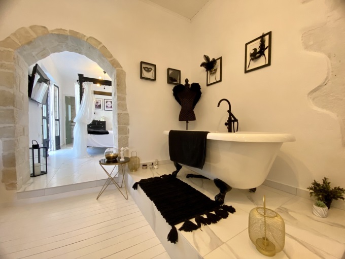 Beautifully Renovated Villa With Sea & Mountain Views For Sale In Xirosterni - 10