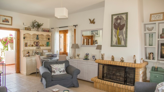 Detached 3 Bedroom House with a Private Pool For Sale in Tavronitis - 2