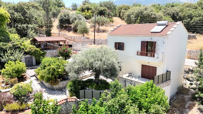 4 Bedroom Traditional Village House With Pool For Sale in Embrosneros - 16