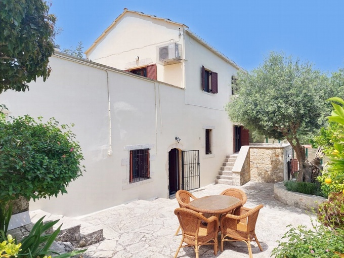4 Bedroom Traditional Village House With Pool For Sale in Embrosneros - 29