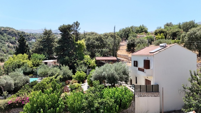 4 Bedroom Traditional Village House With Pool For Sale in Embrosneros - 14