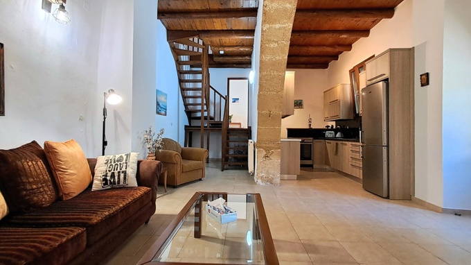 4 Bedroom Traditional Village House With Pool For Sale in Embrosneros - 11
