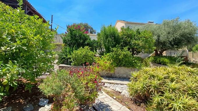 4 Bedroom Traditional Village House With Pool For Sale in Embrosneros - 9