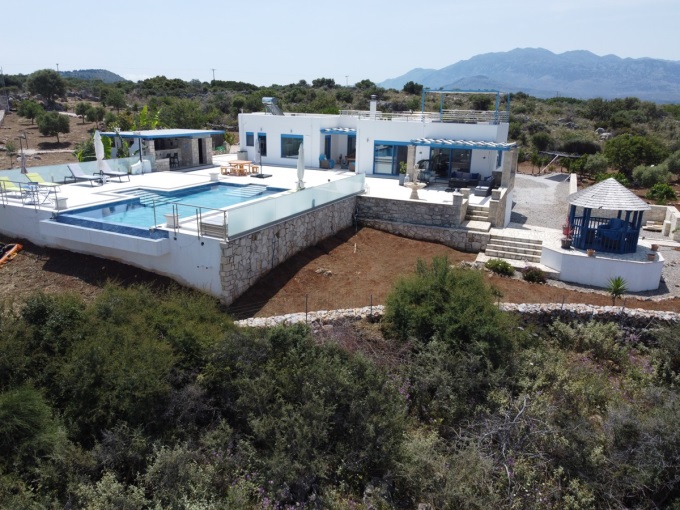 Exquisite Villa with Panoramic Sea Views, Infinity Pool, and Luxurious Features For Sale In Litsarda - 11