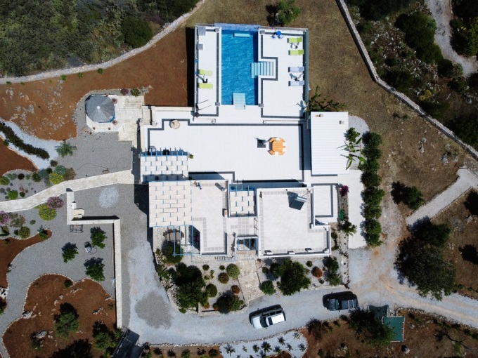 Exquisite Villa with Panoramic Sea Views, Infinity Pool, and Luxurious Features For Sale In Litsarda - 4