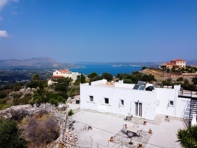 Contemporary Single Level Villa with Mesmerizing Views For Sale in Drapanos - 1