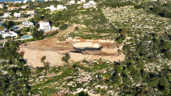 Luxurious Two Level Retreat with Pool and Expansive Outdoor Living For Sale In Plaka - 7