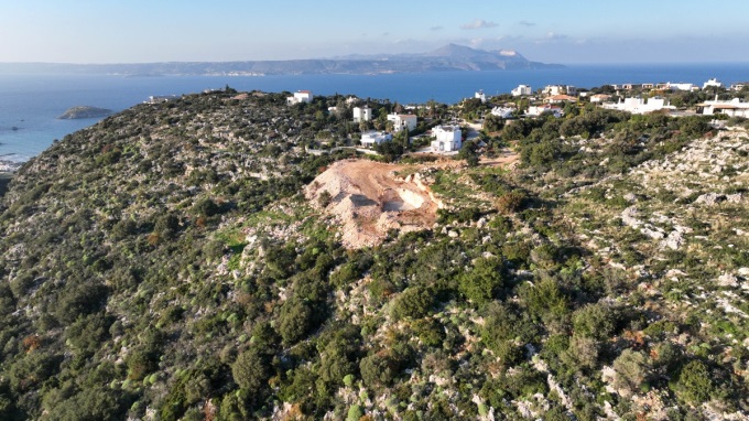 Luxurious Two Level Retreat with Pool and Expansive Outdoor Living For Sale In Plaka - 5