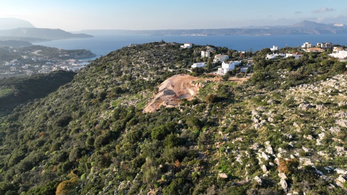 Luxurious Two Level Retreat with Pool and Expansive Outdoor Living For Sale In Plaka - 6