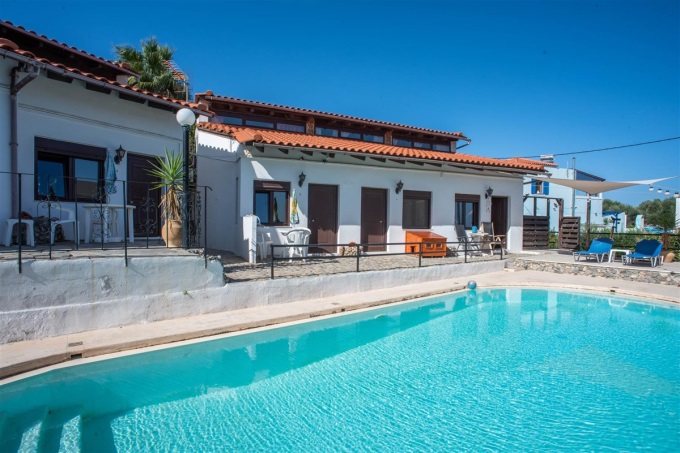 Great Property with Pool and Stunning Sea Views For Sale in Tavronitis - 4