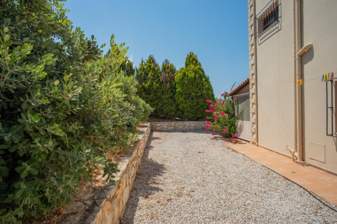 Spacious 5 Bedroom Villa with Stunning Sea Views and Private Pool in Vouves - 17
