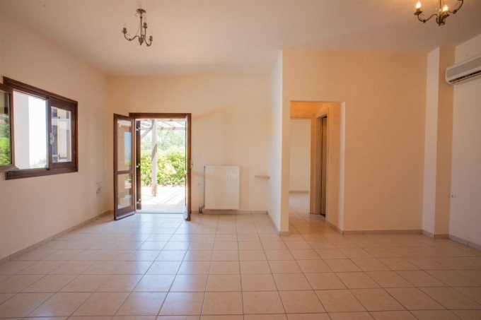Spacious 5 Bedroom Villa with Stunning Sea Views and Private Pool in Vouves - 12