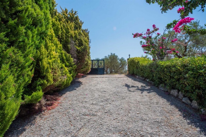 Spacious 5 Bedroom Villa with Stunning Sea Views and Private Pool in Vouves - 19