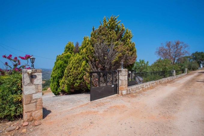 Spacious 5 Bedroom Villa with Stunning Sea Views and Private Pool in Vouves - 20