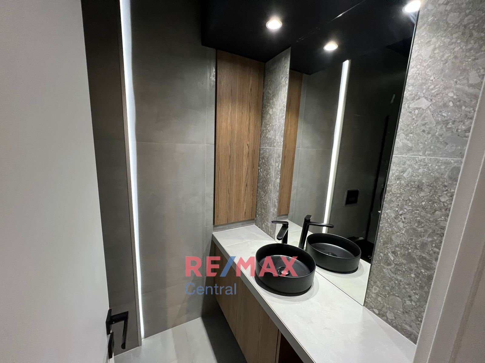 Remax Central
