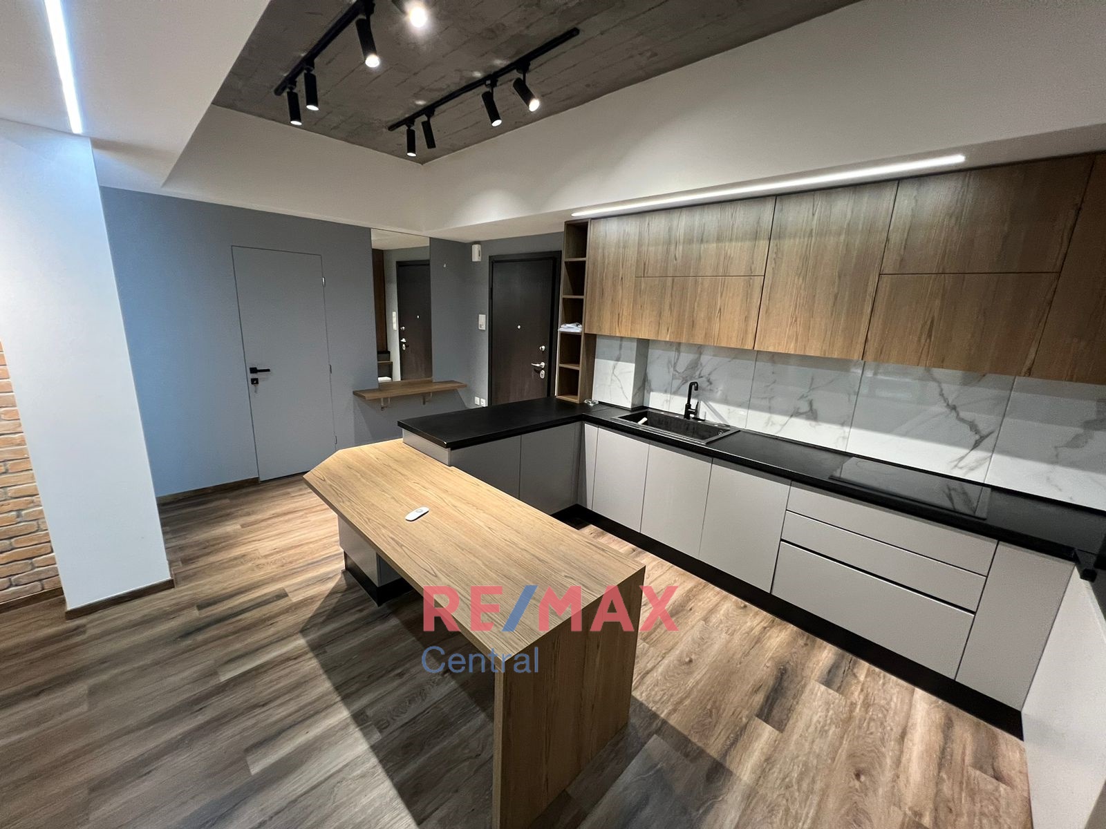 Remax Central