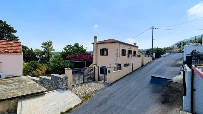 Authentic Cretan Villa with Self-Contained Studio and Private Gated Plot - 18