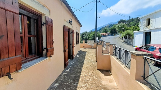 Authentic Cretan Villa with Self-Contained Studio and Private Gated Plot - 9