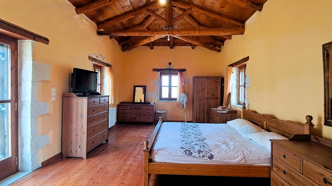 Authentic Cretan Villa with Self-Contained Studio and Private Gated Plot - 3