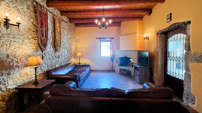 Authentic Cretan Villa with Self-Contained Studio and Private Gated Plot - 12