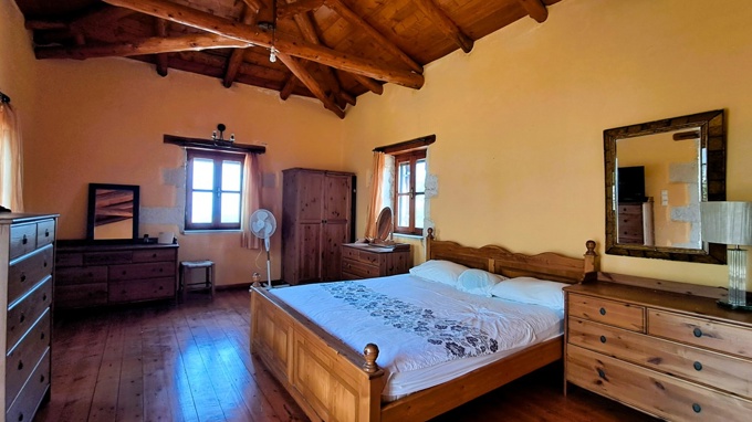 Authentic Cretan Villa with Self-Contained Studio and Private Gated Plot - 8