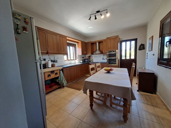 Spacious 3-Bedroom Villa with Basement, Large Private Plot & Stunning Views - 10