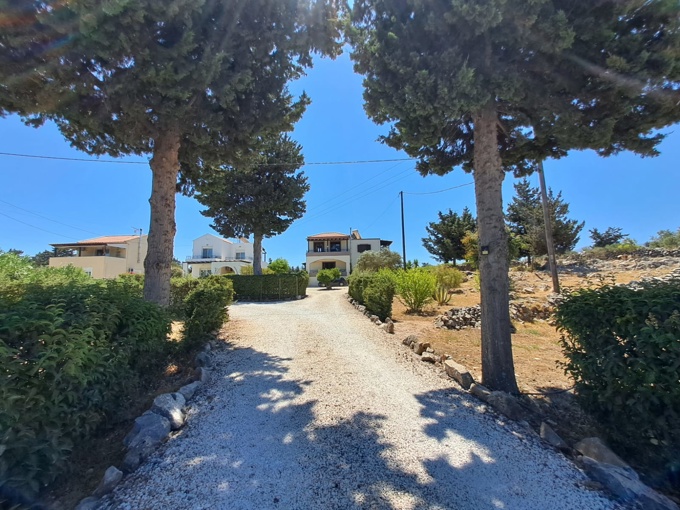 Spacious 3-Bedroom Villa with Basement, Large Private Plot & Stunning Views - 2
