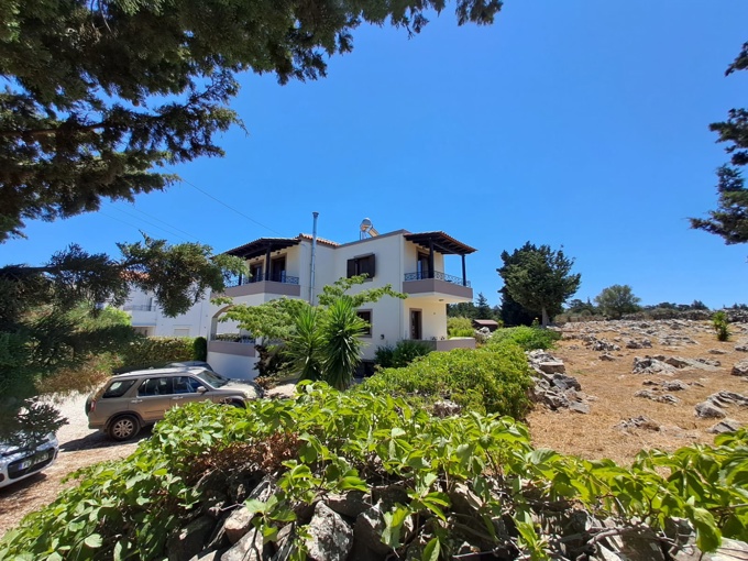 Spacious 3-Bedroom Villa with Basement, Large Private Plot & Stunning Views - 3