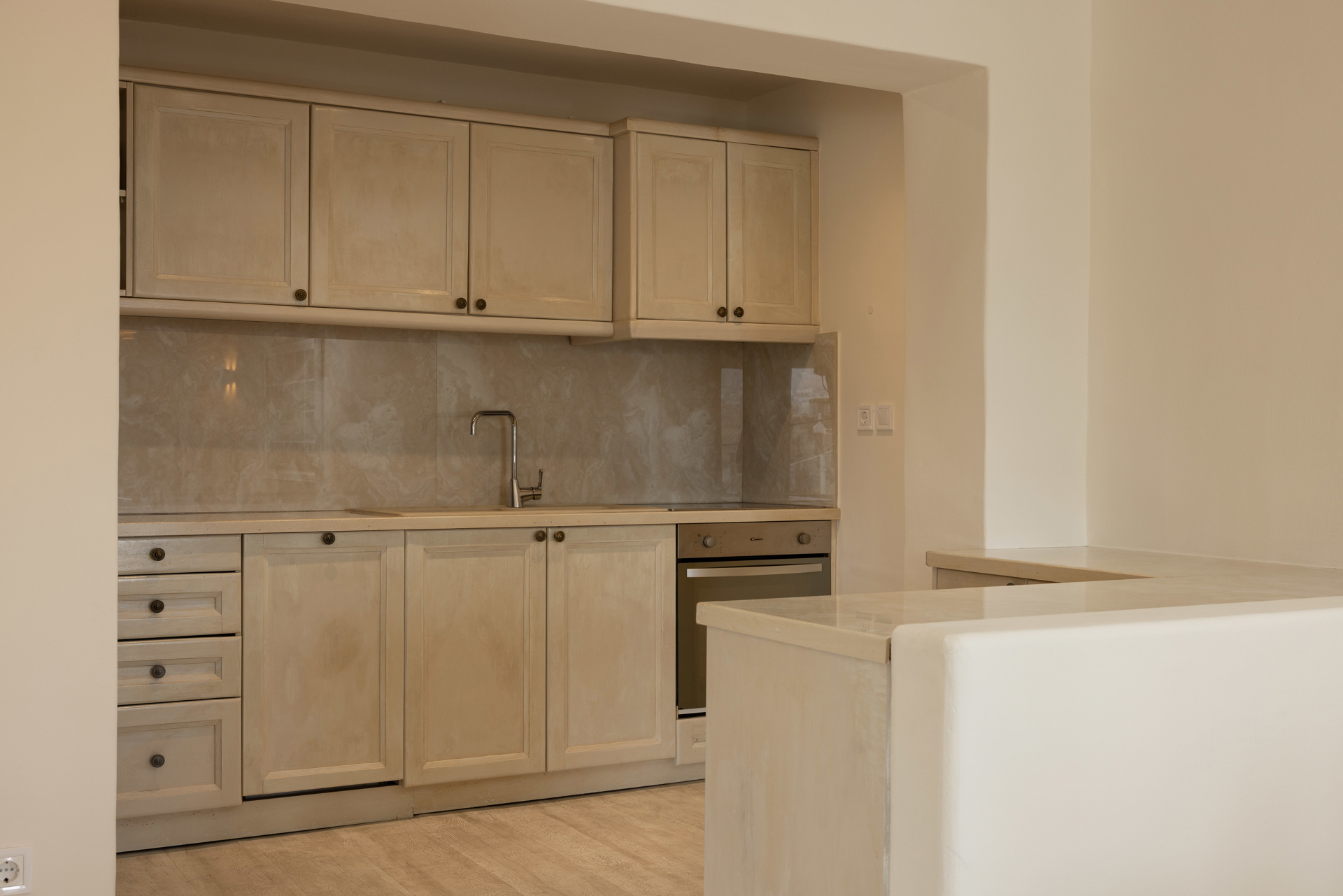 von_poll_real_estate_property_919031_image_0