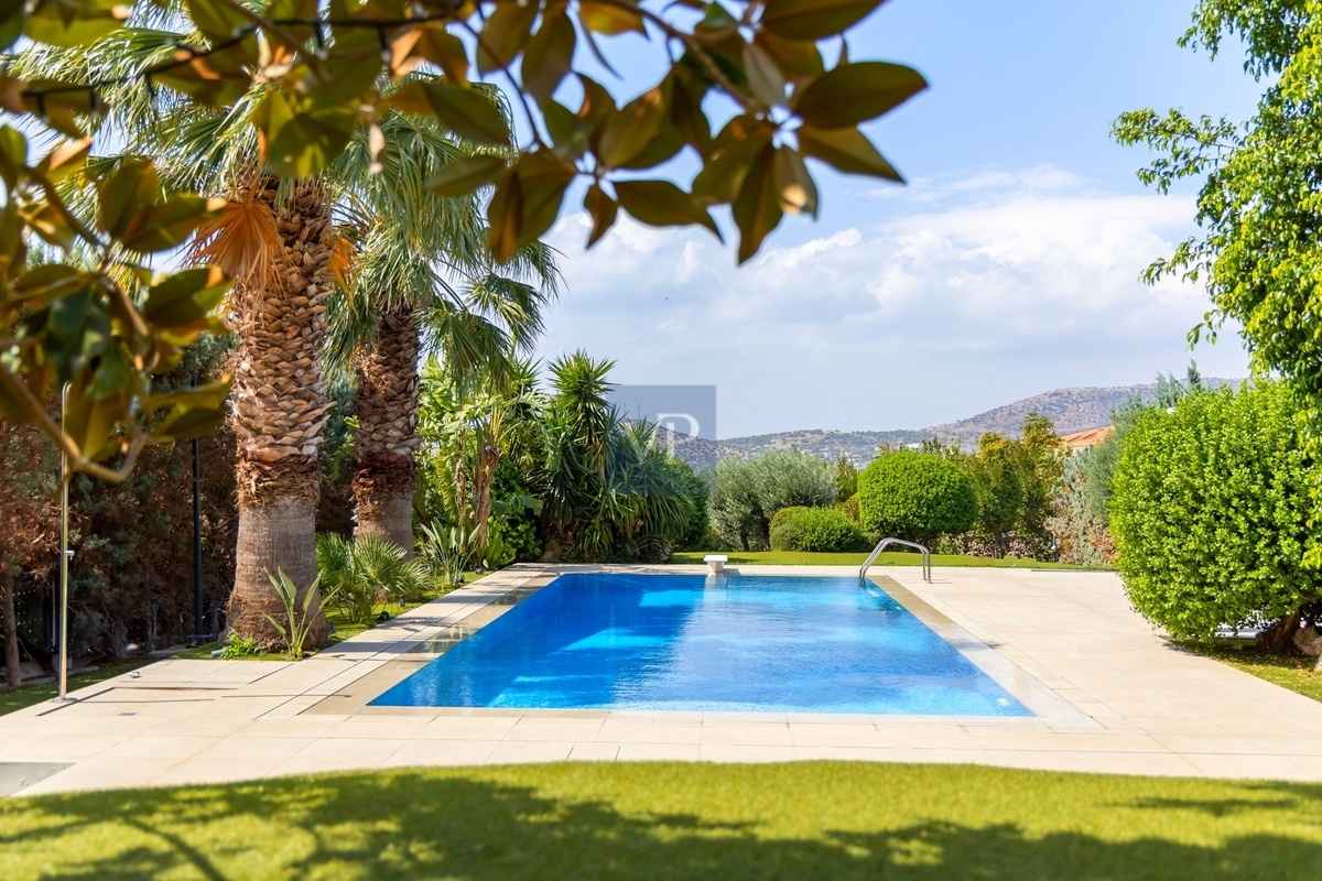 Lavish Villa For Sale in Vari